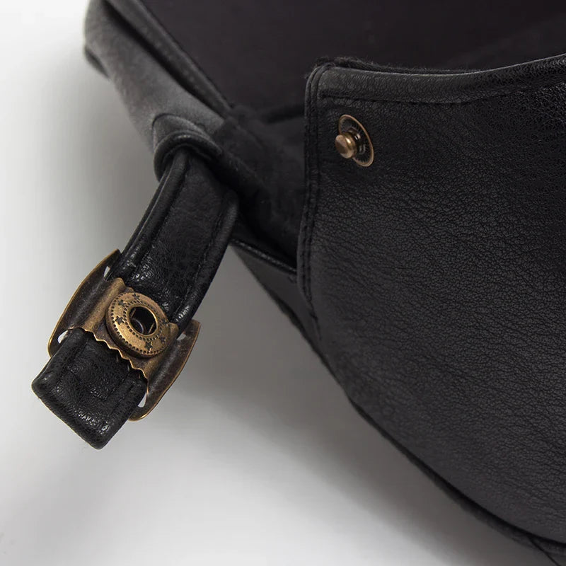 Boina Inglesa de Couro Masculina Luzzano LN375 clássica, com couro premium e design elegante, perfeita para visuais casuais ou formais com conforto.