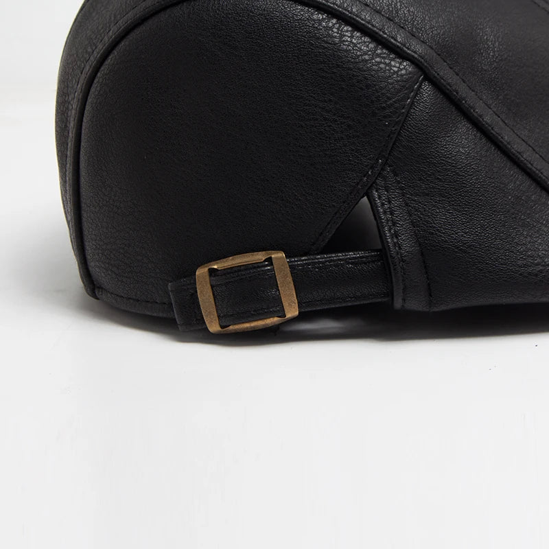 Boina Inglesa de Couro Masculina Luzzano LN375 clássica, com couro premium e design elegante, perfeita para visuais casuais ou formais com conforto.