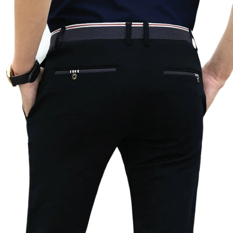 Calça Social Masculina Luzzano LN225, com modelagem clássica e acabamento refinado, perfeita para ocasiões formais e profissionais.