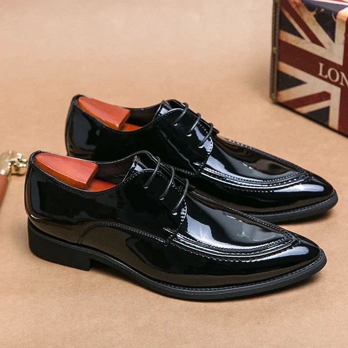 Derby Masculino em Couro Luzzano LN366 sofisticado, com couro envernizado e plataforma 4 cm, perfeito para visuais formais em verde e preto.