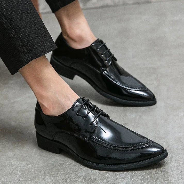 Derby Masculino em Couro Luzzano LN366 sofisticado, com couro envernizado e plataforma 4 cm, perfeito para visuais formais em verde e preto.
