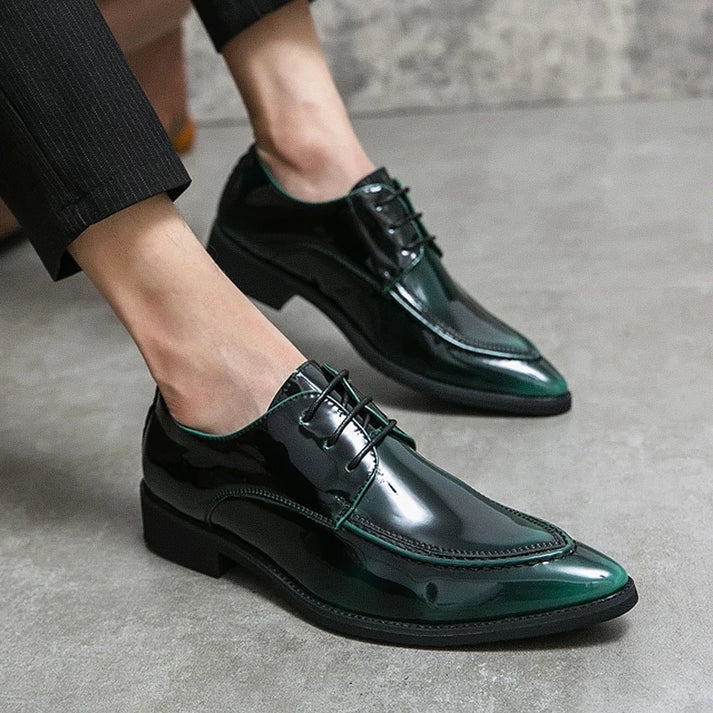 Derby Masculino em Couro Luzzano LN366 sofisticado, com couro envernizado e plataforma 4 cm, perfeito para visuais formais em verde e preto.