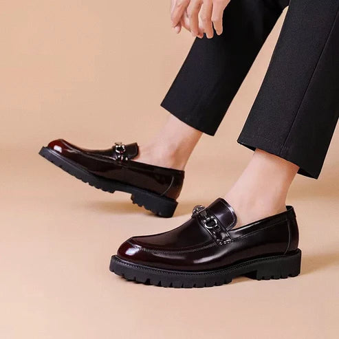 Loafer Masculino em Couro Luzzano LN344 elegante, com couro envernizado e solado tratorado, ideal para visuais sofisticados com conforto.