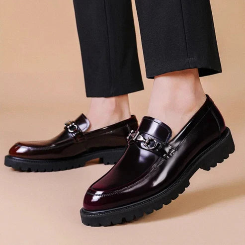 Loafer Masculino em Couro Luzzano LN344 elegante, com couro envernizado e solado tratorado, ideal para visuais sofisticados com conforto.
