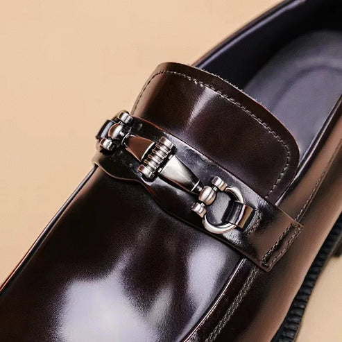Loafer Masculino em Couro Luzzano LN344 elegante, com couro envernizado e solado tratorado, ideal para visuais sofisticados com conforto.