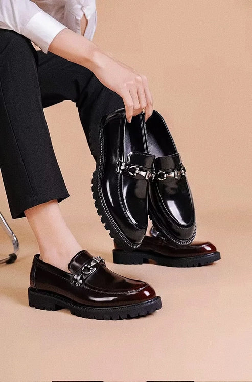 Loafer Masculino em Couro Luzzano LN344 elegante, com couro envernizado e solado tratorado, ideal para visuais sofisticados com conforto.