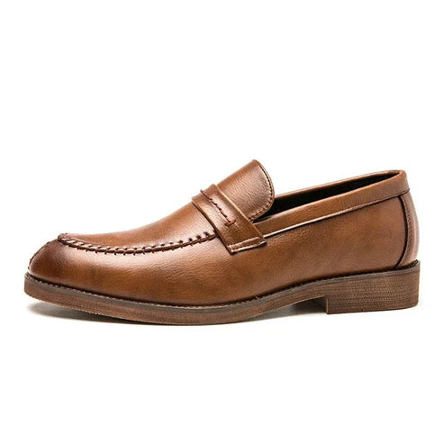 Loafer Masculino em Couro Luzzano LN348 elegante, com couro premium e sola vulcanizada, ideal para visuais sofisticados em marrom e preto.