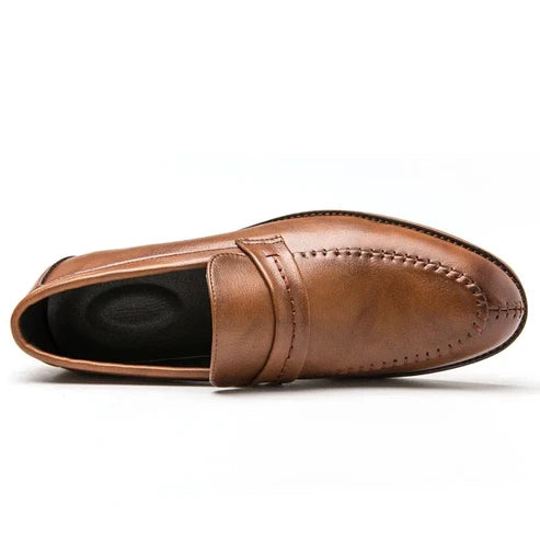 Loafer Masculino em Couro Luzzano LN348 elegante, com couro premium e sola vulcanizada, ideal para visuais sofisticados em marrom e preto.