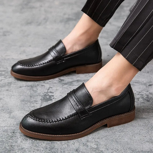 Loafer Masculino em Couro Luzzano LN348 elegante, com couro premium e sola vulcanizada, ideal para visuais sofisticados em marrom e preto.
