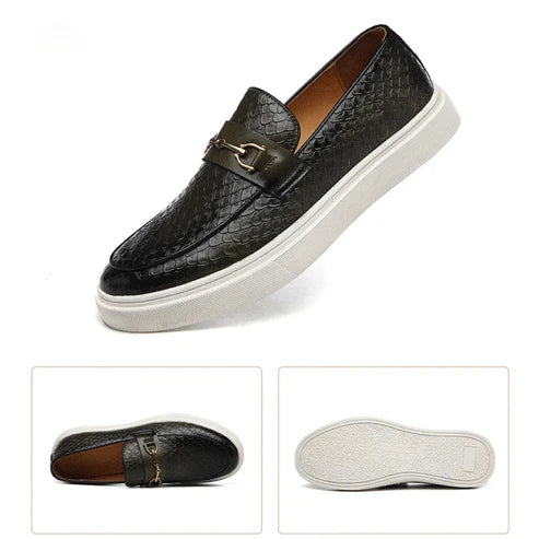 Loafer Masculino em Couro Luzzano LN350 sofisticado, com couro texturizado e sola vulcanizada, perfeito para visuais elegantes em marrom e preto.