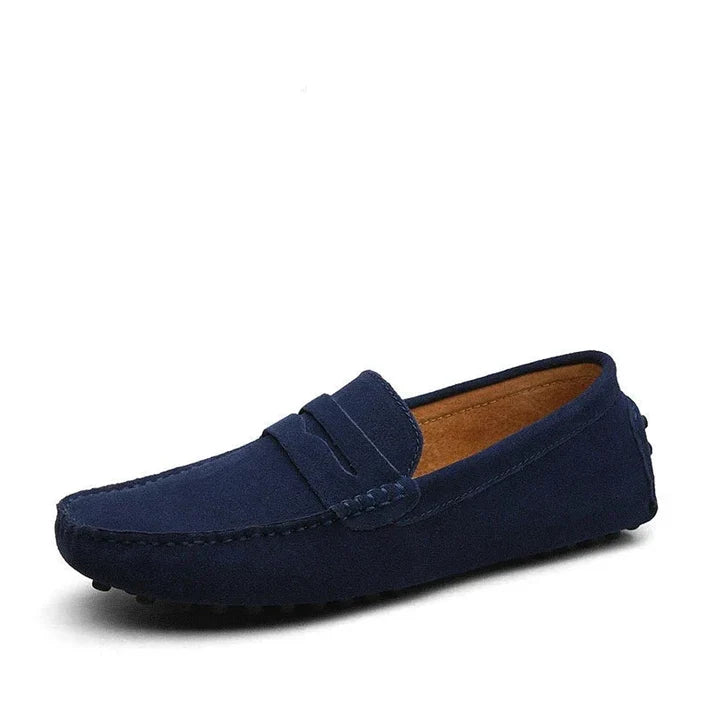 Mocassim Camurça Masculino Luzzano LN326 com design clássico, perfeito para visuais formais e casuais com conforto e sofisticação.