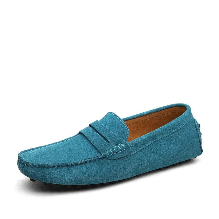 Mocassim Camurça Masculino Luzzano LN326 com design clássico, perfeito para visuais formais e casuais com conforto e sofisticação.