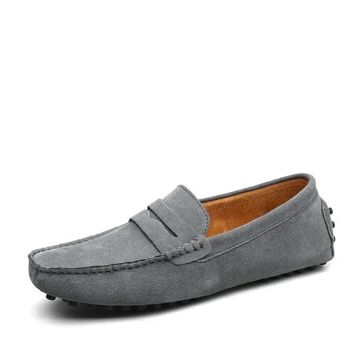 Mocassim Camurça Masculino Luzzano LN326 com design clássico, perfeito para visuais formais e casuais com conforto e sofisticação.
