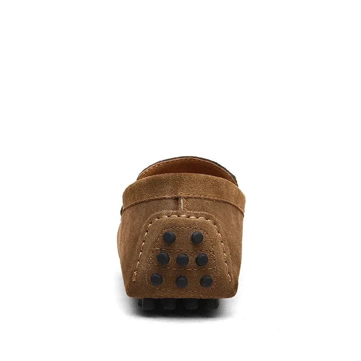 Mocassim Camurça Masculino Luzzano LN326 com design clássico, perfeito para visuais formais e casuais com conforto e sofisticação.