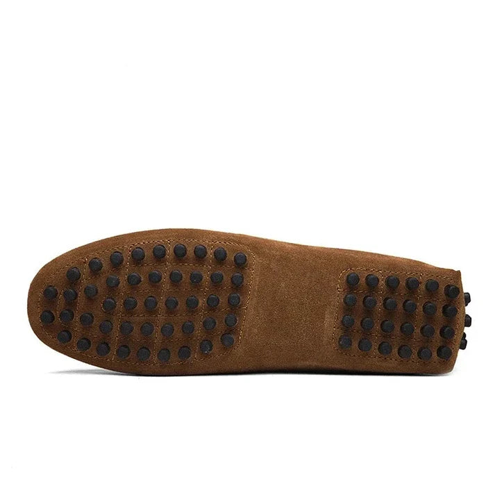 Mocassim Camurça Masculino Luzzano LN326 com design clássico, perfeito para visuais formais e casuais com conforto e sofisticação.