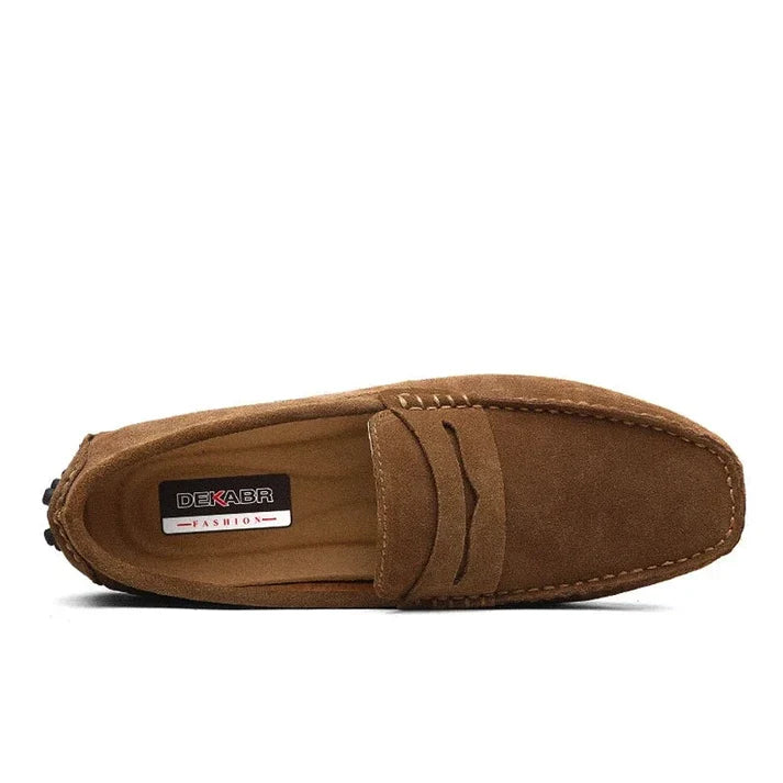 Mocassim Camurça Masculino Luzzano LN326 com design clássico, perfeito para visuais formais e casuais com conforto e sofisticação.