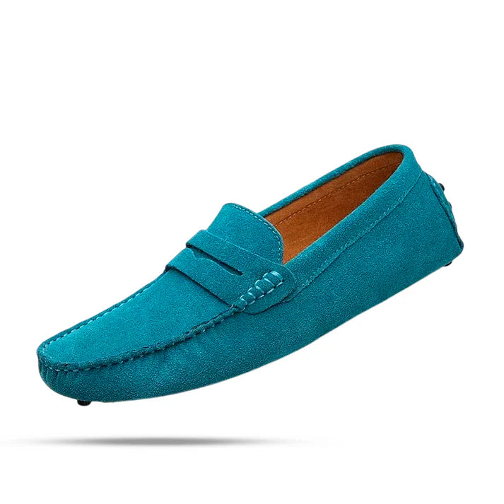 Mocassim Camurça Masculino Luzzano LN326 com design clássico, perfeito para visuais formais e casuais com conforto e sofisticação.