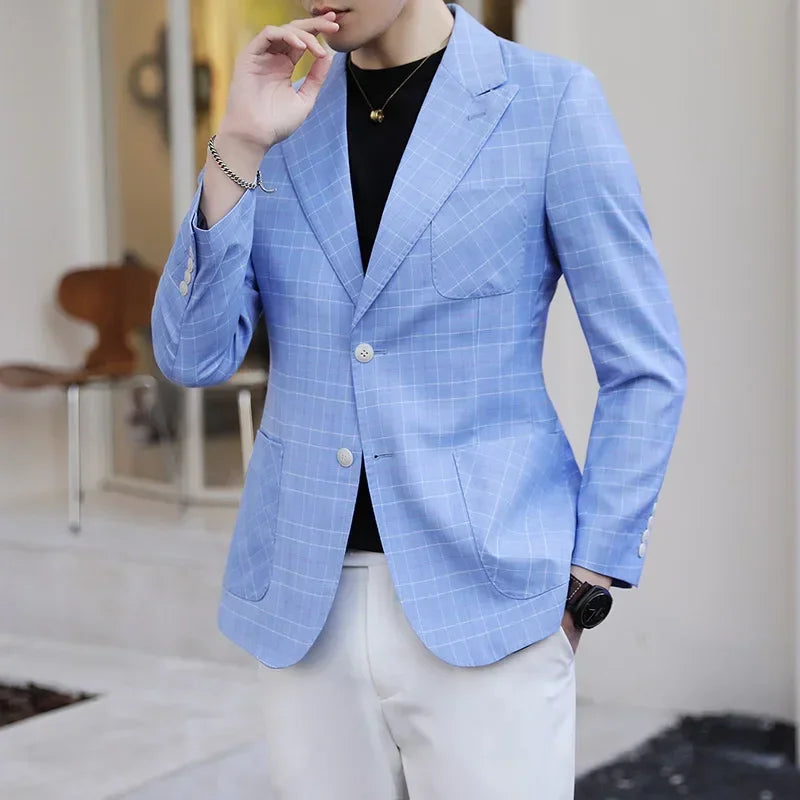 Blazer Masculino Luzzano LN190 com corte regular, lapelas finas e tecido leve. Sofisticação e conforto para diferentes ocasiões.
