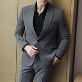 Blazer Masculino Luzzano LN190 com corte regular, lapelas finas e tecido leve. Sofisticação e conforto para diferentes ocasiões.
