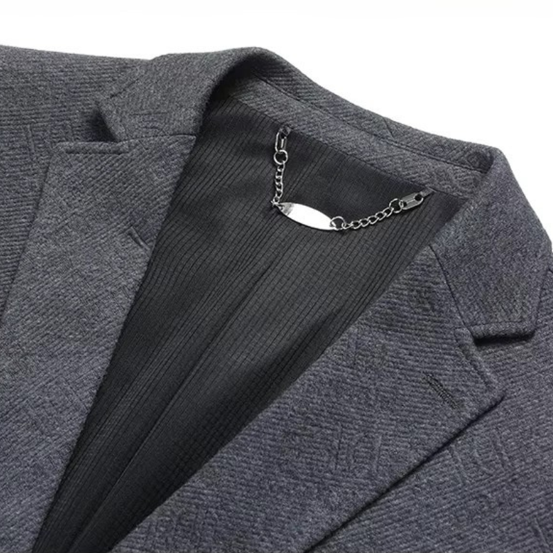 Blazer Masculino Luzzano LN028, feito em tecido elástico de malha premium, com design moderno, caimento impecável e praticidade para um visual elegante.