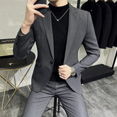 Blazer Masculino Slim Fit Luzzano LN189 em algodão premium, com corte ajustado e acabamento refinado. Elegância e conforto para qualquer ocasião.