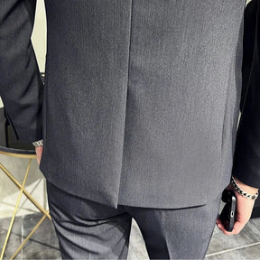 Blazer Masculino Slim Fit Luzzano LN189 em algodão premium, com corte ajustado e acabamento refinado. Elegância e conforto para qualquer ocasião.