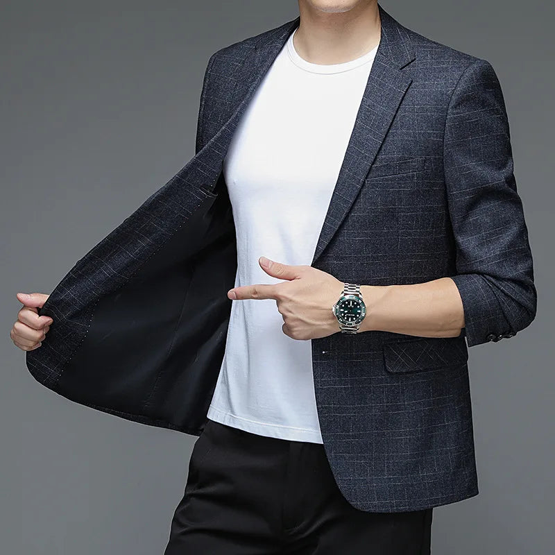 Blazer Masculino Luzzano LN191 com corte clássico, lapelas discretas e tecido premium. Sofisticação e conforto para diferentes ocasiões.