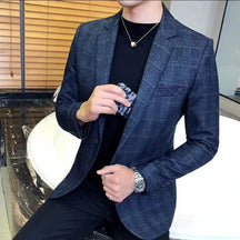 Blazer Masculino Luzzano LN196 com corte ajustado, lapelas tradicionais e tecido respirável. Sofisticação e conforto para qualquer ocasião