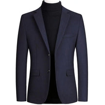 Blazer Masculino Slim Fit Luzzano LN027, feito em algodão e poliéster, com modelagem ajustada, caimento impecável e design sofisticado para diversas ocasiões.