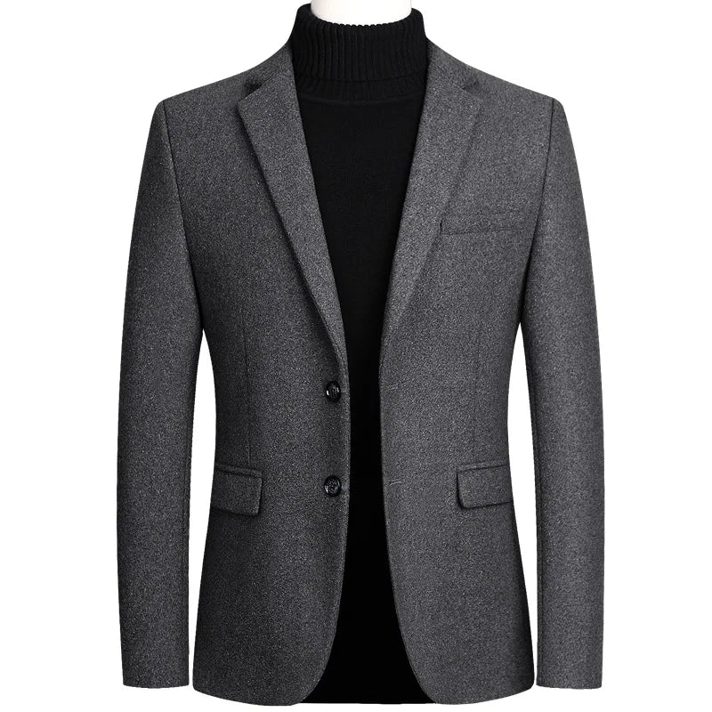 Blazer Masculino Slim Fit Luzzano LN027, feito em algodão e poliéster, com modelagem ajustada, caimento impecável e design sofisticado para diversas ocasiões.