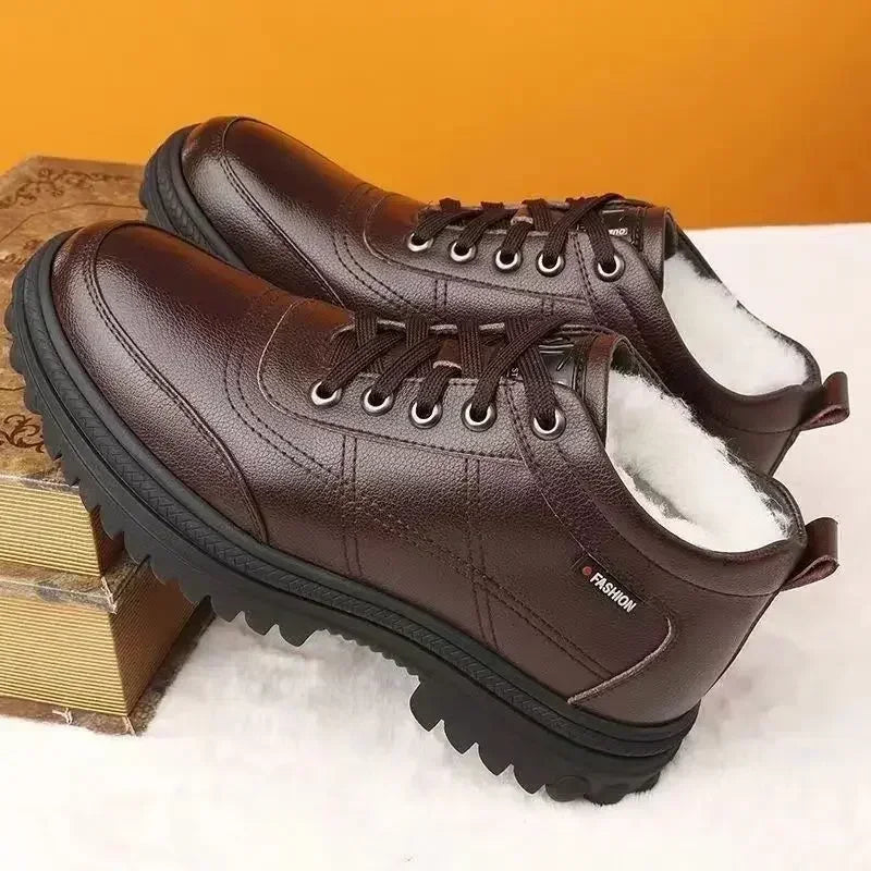 Bota Masculina em Couro Acolchoada Luzzano LN049, com interior macio, solado antiderrapante e design sofisticado para diversas ocasiões.