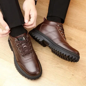 Bota Masculina em Couro Acolchoada Luzzano LN049, com interior macio, solado antiderrapante e design sofisticado para diversas ocasiões.