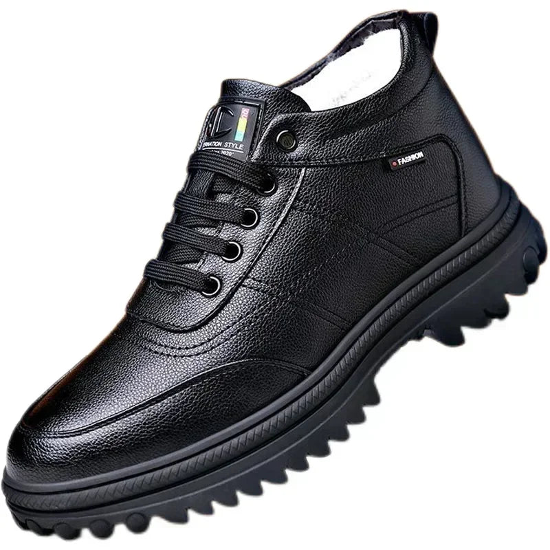 Bota Masculina em Couro Acolchoada Luzzano LN049, com interior macio, solado antiderrapante e design sofisticado para diversas ocasiões.