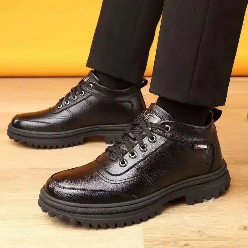 Bota Masculina em Couro Acolchoada Luzzano LN049, com interior macio, solado antiderrapante e design sofisticado para diversas ocasiões.