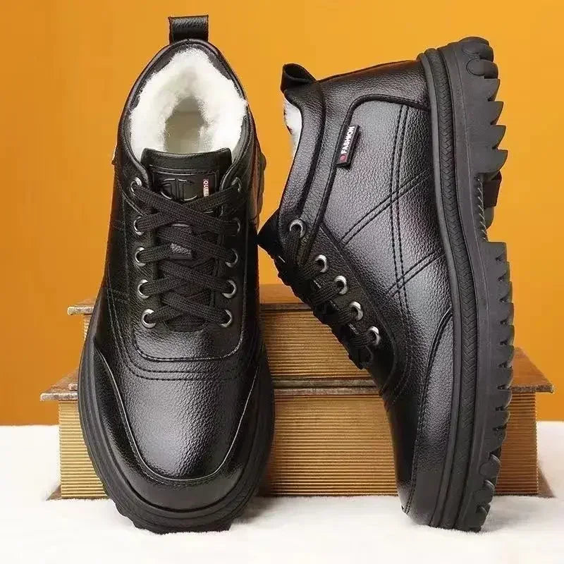 Bota Masculina em Couro Acolchoada Luzzano LN049, com interior macio, solado antiderrapante e design sofisticado para diversas ocasiões.