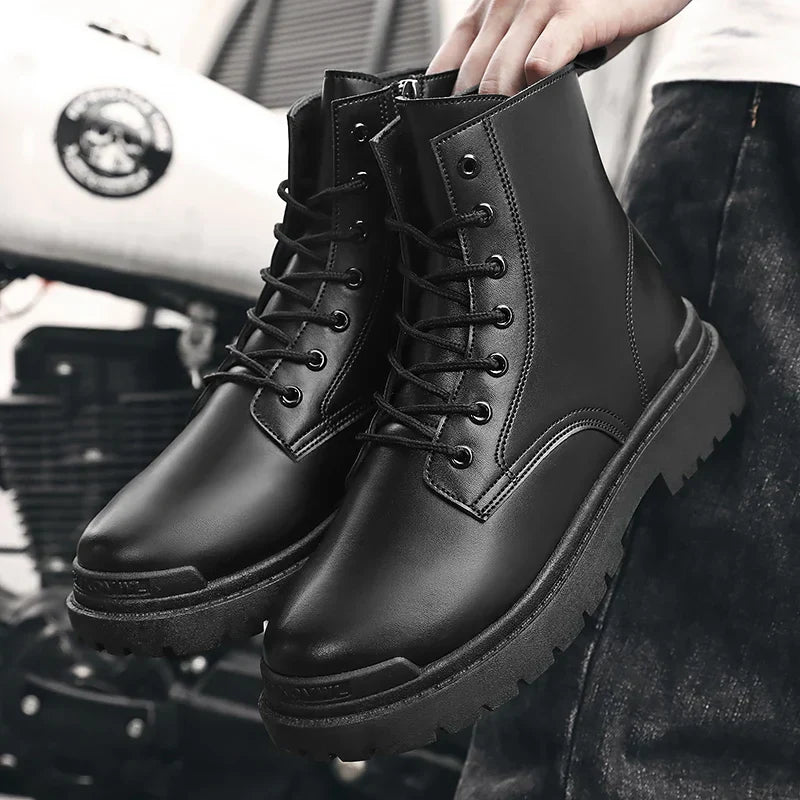 Bota Masculina Luzzano LN047 em couro legítimo, com solado antiderrapante e design refinado, perfeita para combinações casuais e formais.