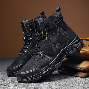 Bota Masculina Luzzano LN048 em couro legítimo, com solado antiderrapante e fechamento em cadarço, ideal para diferentes ocasiões.