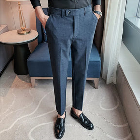 Calça de Alfaiataria Masculina Luzzano LN214, com corte slim fit e tecido de algodão, perfeita para um visual sofisticado e casual.