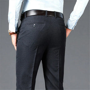 Calça Executiva Clássica Masculina Luzzano LN515, modelagem elegante, tecido premium, acabamento refinado e design sofisticado para um visual profissional.