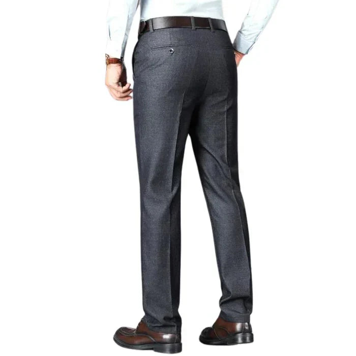 Calça Executiva Clássica Masculina Luzzano LN515, modelagem elegante, tecido premium, acabamento refinado e design sofisticado para um visual profissional.