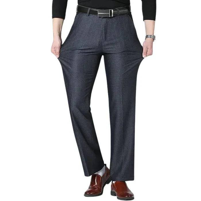Calça Social Masculina Luzzano LN227, com modelagem slim fit e tecido premium, perfeita para eventos formais e reuniões de trabalho.