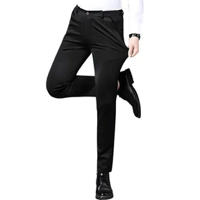 Calça Social Masculina Luzzano LN225, com modelagem clássica e acabamento refinado, perfeita para ocasiões formais e profissionais.