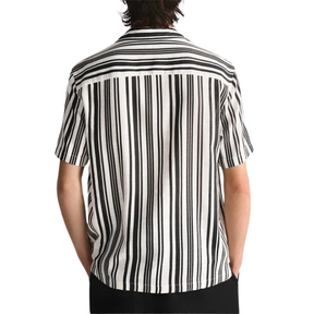 Camisa Masculina em Linho Listrada Luzzano LN359, tecido respirável, secagem rápida, modelagem casual e colarinho acampamento para um visual moderno.