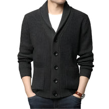 Cardigan Tricot Masculino Luzzano LN385 quente, com lã premium e design clássico, perfeito para visuais casuais ou formais com sofisticação.