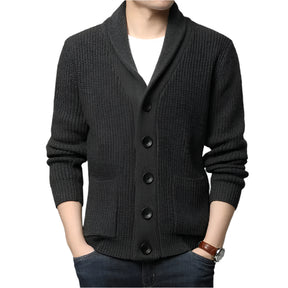 Cardigan Tricot Masculino Luzzano LN385 quente, com lã premium e design clássico, perfeito para visuais casuais ou formais com sofisticação.