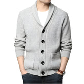 Cardigan Tricot Masculino Luzzano LN385 quente, com lã premium e design clássico, perfeito para visuais casuais ou formais com sofisticação.