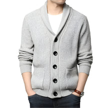 Cardigan Tricot Masculino Luzzano LN385 quente, com lã premium e design clássico, perfeito para visuais casuais ou formais com sofisticação.