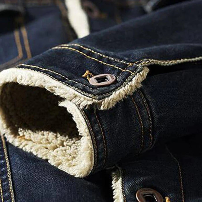 Jaqueta Jeans Masculina Acolchoada Luzzano LN137, confeccionada em jeans resistente, com forro de lã, fechamento por botões e colarinho forrado para conforto e estilo.