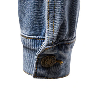 Jaqueta Jeans Masculina Luzzano LN135, confeccionada em jeans premium, com modelagem clássica e acabamento refinado para um visual sofisticado.