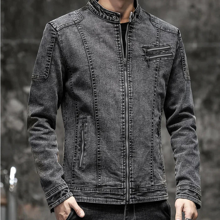 Jaqueta Jeans Masculina Luzzano LN162, confeccionada em jeans premium, com modelagem estruturada, fechamento por botões e acabamento refinado.